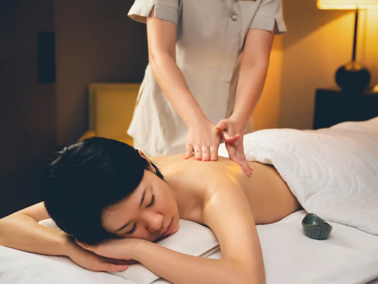 台北文華東方酒店「芳療中心」寵愛媽咪，推出期間限定「母親奢寵之旅」，以細膩呵護帶來感官的極致愉悅享受。台北文華東方酒店提供