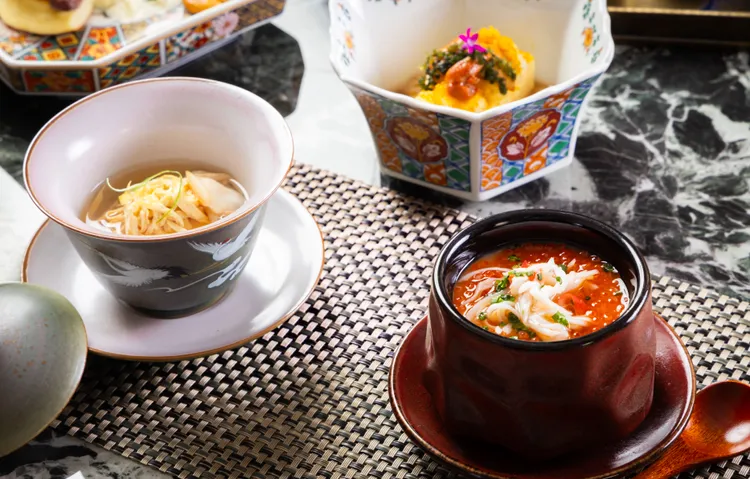 前菜「日本海膽烏魚子粉豆腐」、「帝王蟹茶碗蒸」、「玉露鮮蝦真丈湯」風味一絕。業者提供