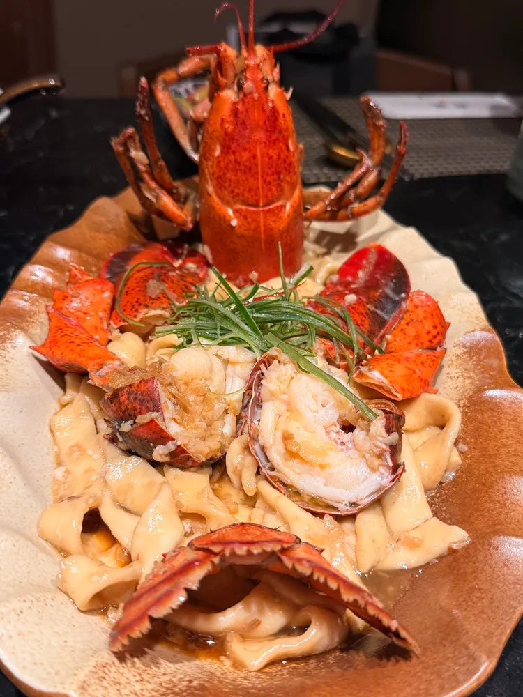 台灣酒家菜「蒸物」的「蒜蓉板條蒸龍蝦。陳揚盛攝