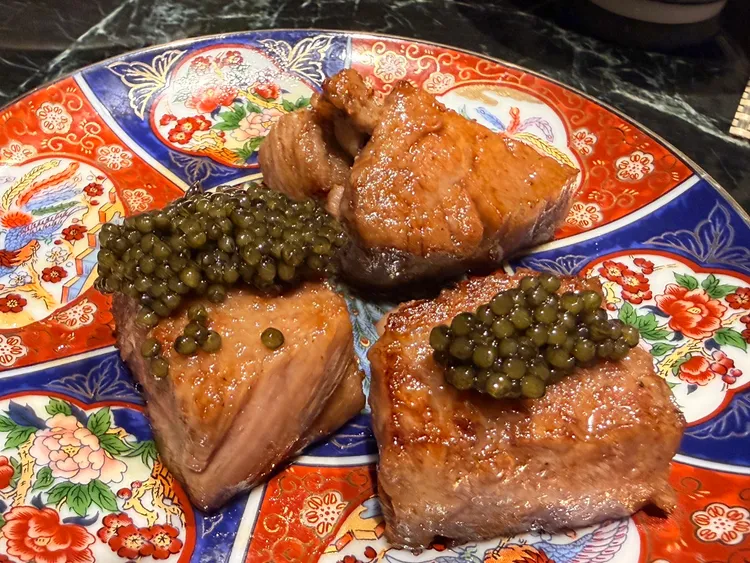 撒上奢華千島湖奧賽嘉魚子醬更讓和牛風味加乘美味。陳揚盛攝