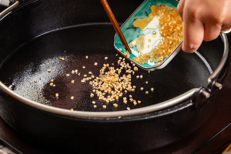 特選「中雙糖」在鑄鐵鍋中伴隨溫度升高，焦糖化色澤超誘人。業者提供