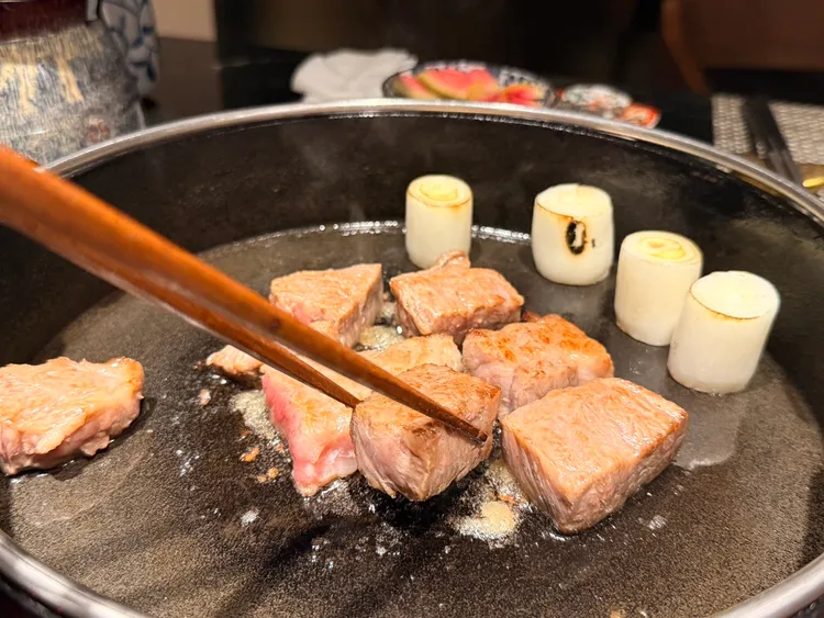 獨家厚切3公分山形米澤牛菲力先煎再撒糖，饕客不能錯過。陳揚盛攝