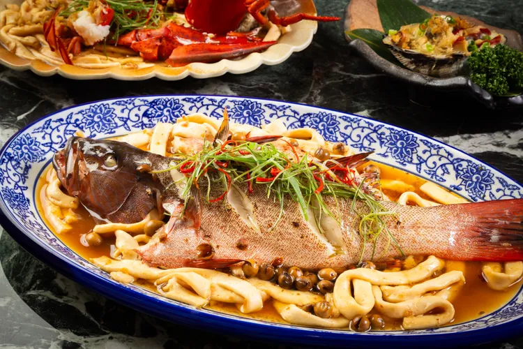 酒家菜「破布子蒸時令魚」美味秘訣在於加入台味醃漬物破布子。業者提供