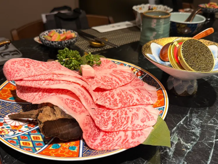 山形米澤牛紐約客採關西風壽喜燒料理。陳揚盛攝