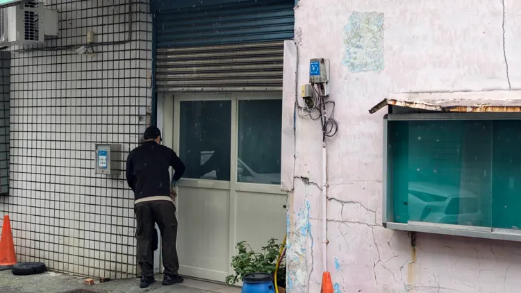 警方一早前往吳的住處搜索。民眾提供