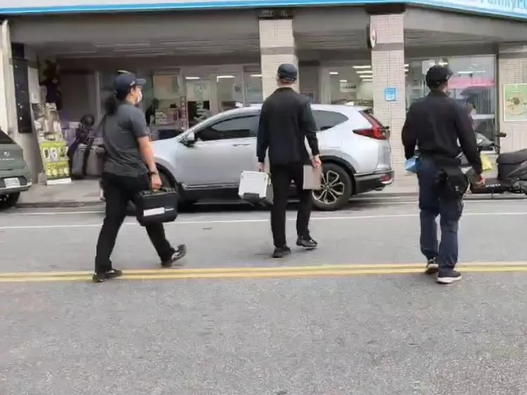 警方一早前往吳的住處搜索。民眾提供