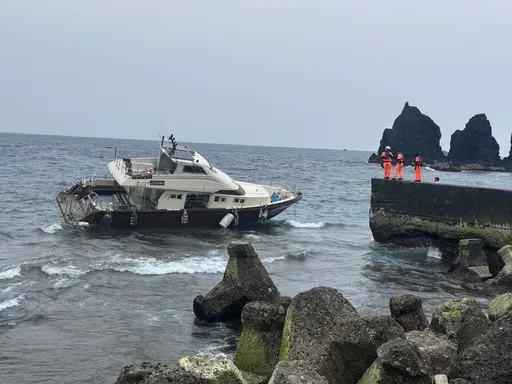 風浪不佳！綠島娛樂船擱淺　24名潛水客2名船員獲救上岸