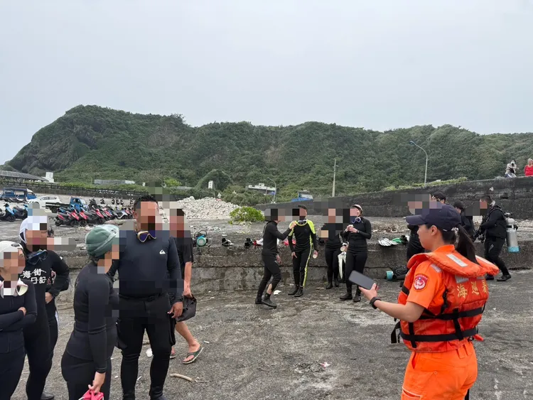 24名潛水遊客獲救上岸皆平安。第13岸巡隊提供