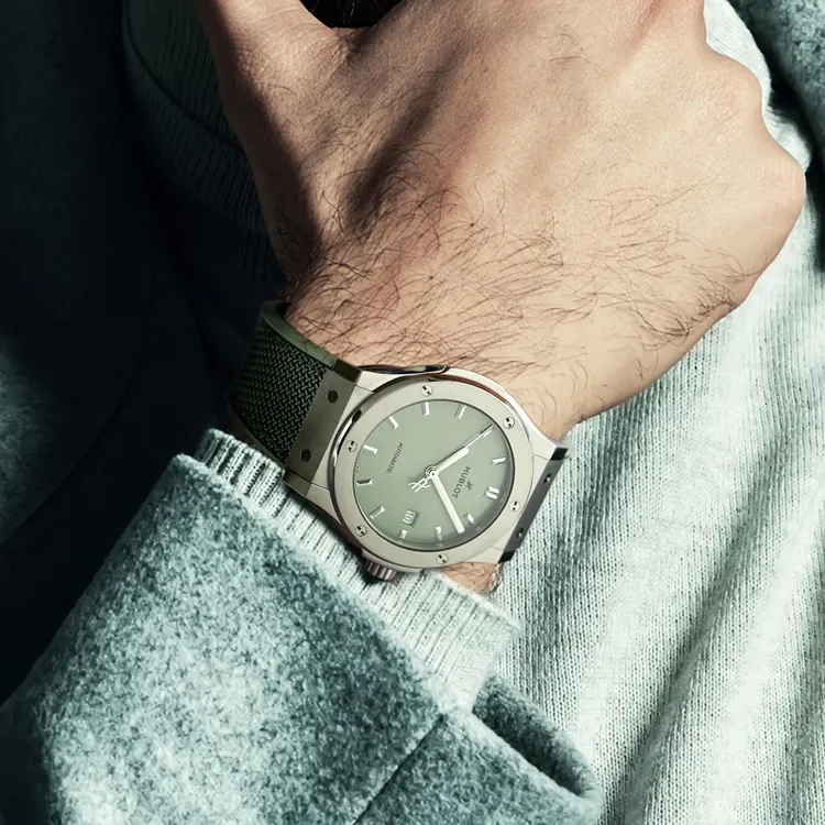Hublot經典融合系列鼠尾草綠鈦金錶腕錶，42mm，緞面拋光鈦金屬錶殼，緞面放射紋鼠尾草綠錶盤，鼠尾草綠橡膠搭配同色織品錶帶，HUB1110自動上鍊機芯，動力儲存48小時，防水深度50米，27萬5000元。品牌提供