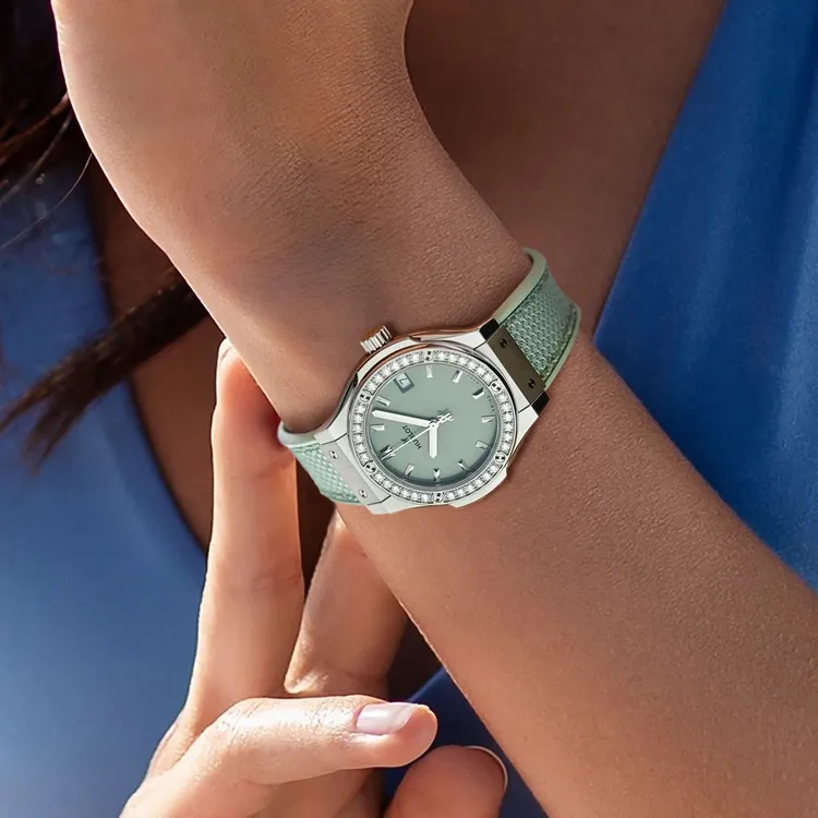 Hublot經典融合系列鼠尾草綠鈦金錶腕錶，33mm，緞面拋光鈦金屬錶殼，緞面放射紋鼠尾草綠錶盤，鼠尾草綠橡膠搭配同色織品錶帶，HUB2912石英機芯，防水深度50米，32萬5000元。品牌提供