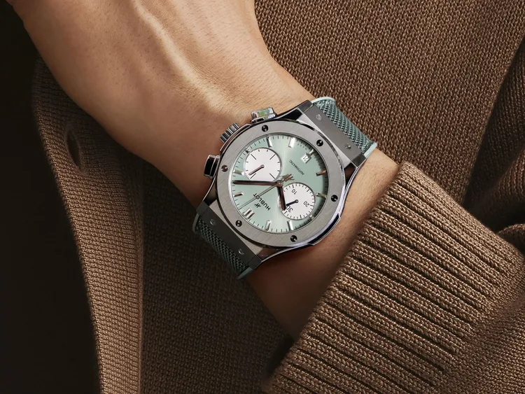 Hublot經典融合系列鼠尾草綠鈦金計時碼錶，45mm，緞面拋光鈦金屬錶殼，緞面放射紋鼠尾草綠錶盤，鼠尾草綠橡膠搭配同色織品錶帶，HUB1143自動上鍊計時機芯，動力儲存48小時，防水深度50米，38萬2000元。品牌提供