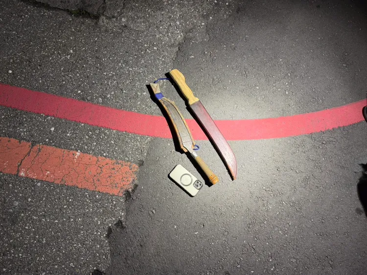 車內搜出犯罪工具刀械2把。警方提供