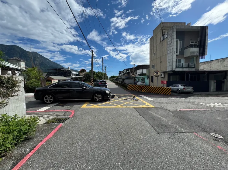 2車擦撞肇事現場。投訴人提供