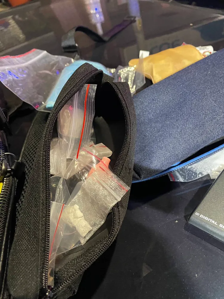 毒鴛鴦車內及身上查扣海洛因13包（總重146.8公克）、依托咪酯菸彈6顆及菸油1罐。翻攝畫面