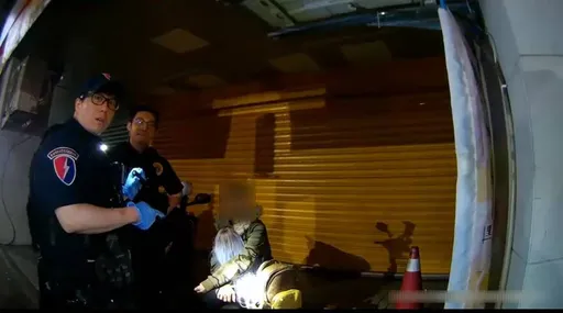 毒鴛鴦龜速佔車道副駕詭抱「藍髮人偶」　警搜出海洛因、毒煙彈