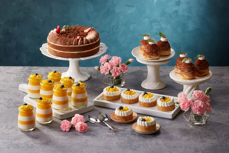 焦糖巧克力蛋糕、巧克力菠蘿泡芙、芒果奶酪、芒果塔等甜點琳瑯豐富，滿足甜蜜味蕾。業者提供