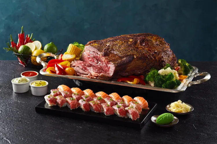 「爐烤和牛」分切時香氣四溢、鮮嫩多汁；「炙燒和牛握壽司」以焦香油脂搭配酸甜醋飯，層次鮮明又完美交融。業者提供