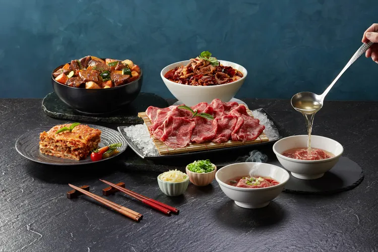 現沖和牛肉湯、川味水煮和牛、和牛千層麵、慢燉和牛頰奶油洋芋等各式中西美食澎湃上桌，打造頂級和牛饗宴。業者提供