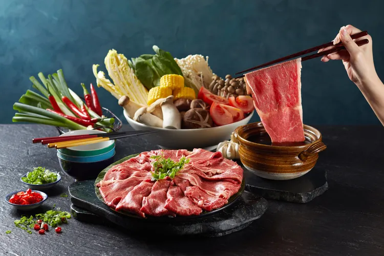 以澳洲M9等級和牛呈現的「和牛壽喜燒」甘香馥郁，油脂甜潤卻不厚重。業者提供