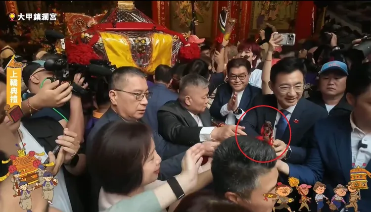 顏清標遞出千里眼、順風耳神像時，接手的人疑似沒有接好，導致千里眼掉落地面。翻攝大甲鎮瀾宮直播