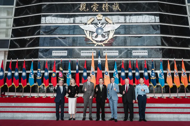 顧立雄與「共和黨研究委員會」（RSC）國安任務小組訪問團合影。國防部提供