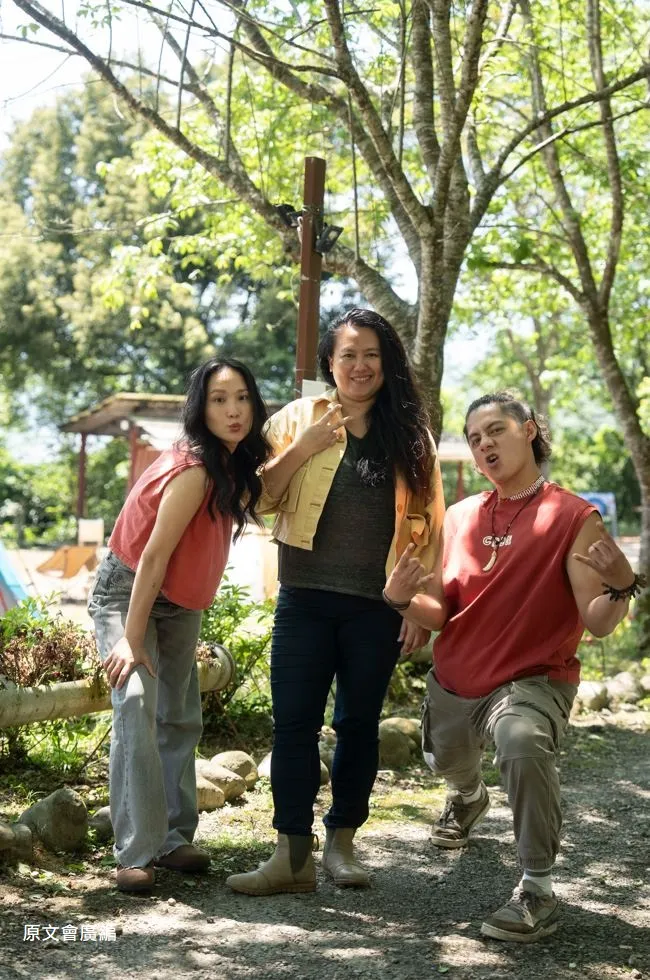 導演與主要演員合影，呂薔（左起）、陳潔瑤、演員曾少東。原文會提供