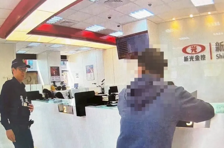 男子要匯款給國中同學，警方到場關切，破解詐騙。翻攝畫面