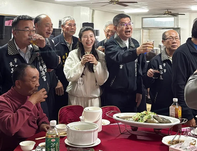 王詩媛父親是學甲慈濟宮董事長王文宗，傳授她不少選舉心得。取自「王詩媛 我是十元」臉書