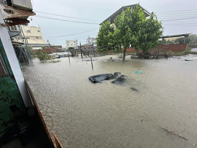 苗栗多處路段與住宅區今晨淪為汪洋。Threads網友「@chengyu.wawa2.0」授權提供