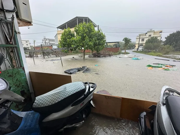 居民用木板阻擋，防止積水灌入屋內。Threads網友「@chengyu.wawa2.0」授權提供