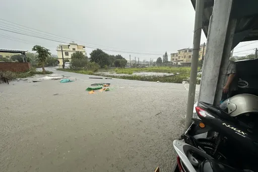 大豪雨狂炸！排水不及頻堵塞　民眾哀號：快淹進家裡了