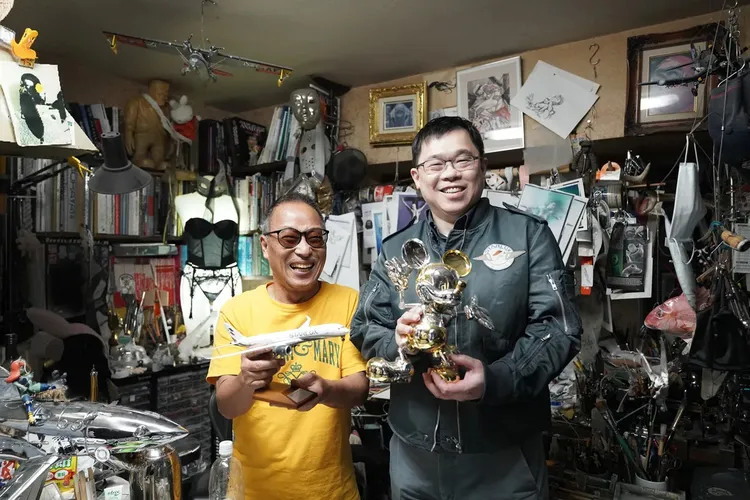 空山基（左）與星宇董事長張國煒。星宇提供