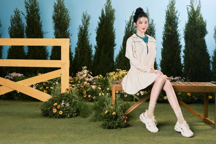 葉舒華置身於花叢中化身山系少女。品牌提供