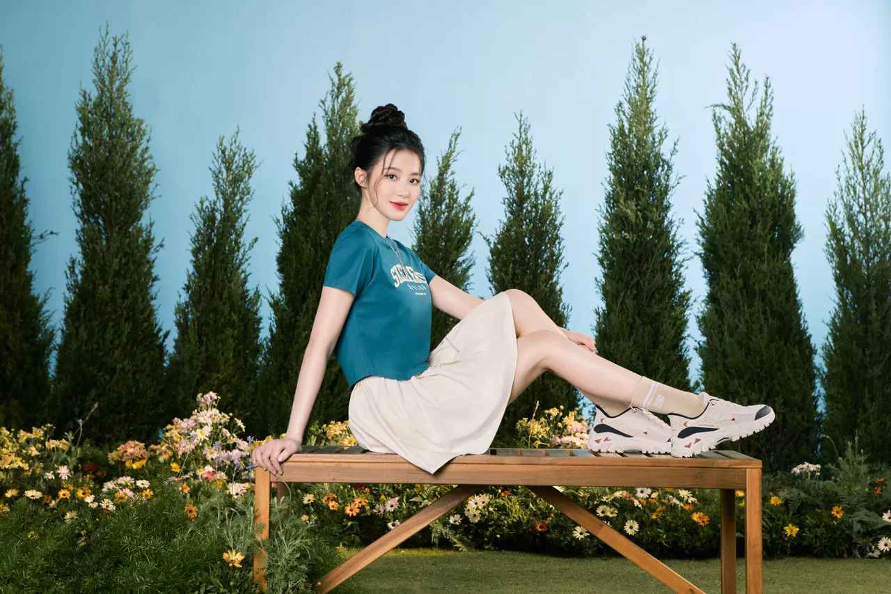 葉舒華另以湖水綠上衣搭配D'LITES HIKER厚底鞋，造型更有活力。品牌提供