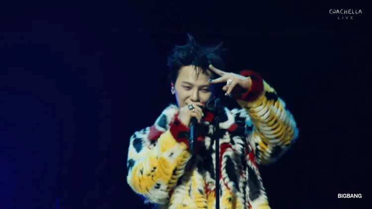 GD比出2的手勢，宣告BIGBANG回來了，20週年會舉辦有趣的成年禮。翻攝YouTube