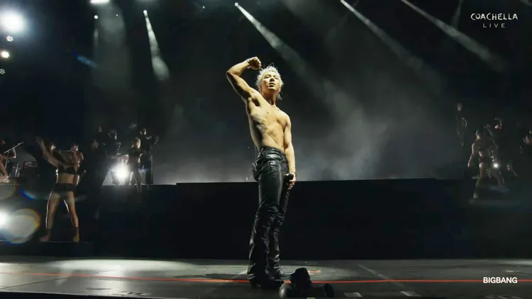 太陽《RINGA LINGA》嗨到脫掉外套，露出健壯的體魄。翻攝YouTube