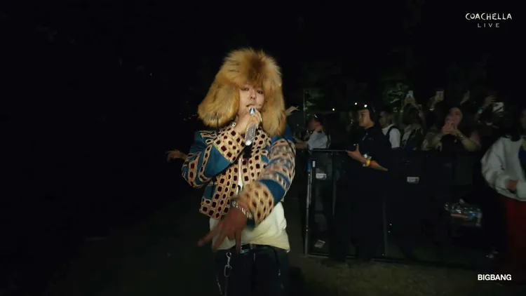 GD唱到《POWER》走下草皮，與粉絲近距離互動。翻攝YouTube