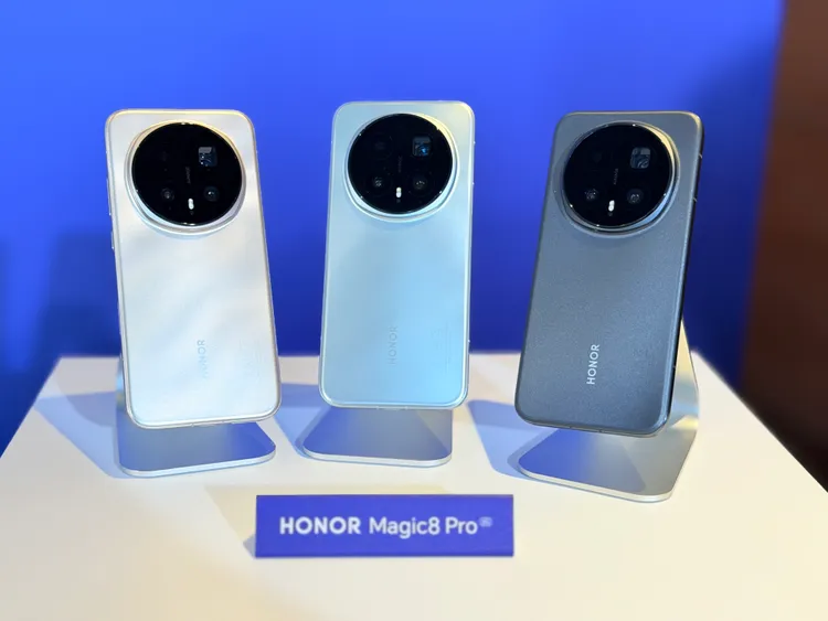 Magic8 Pro共有旭日金、天青色與絨黑色三色。趙筱文攝