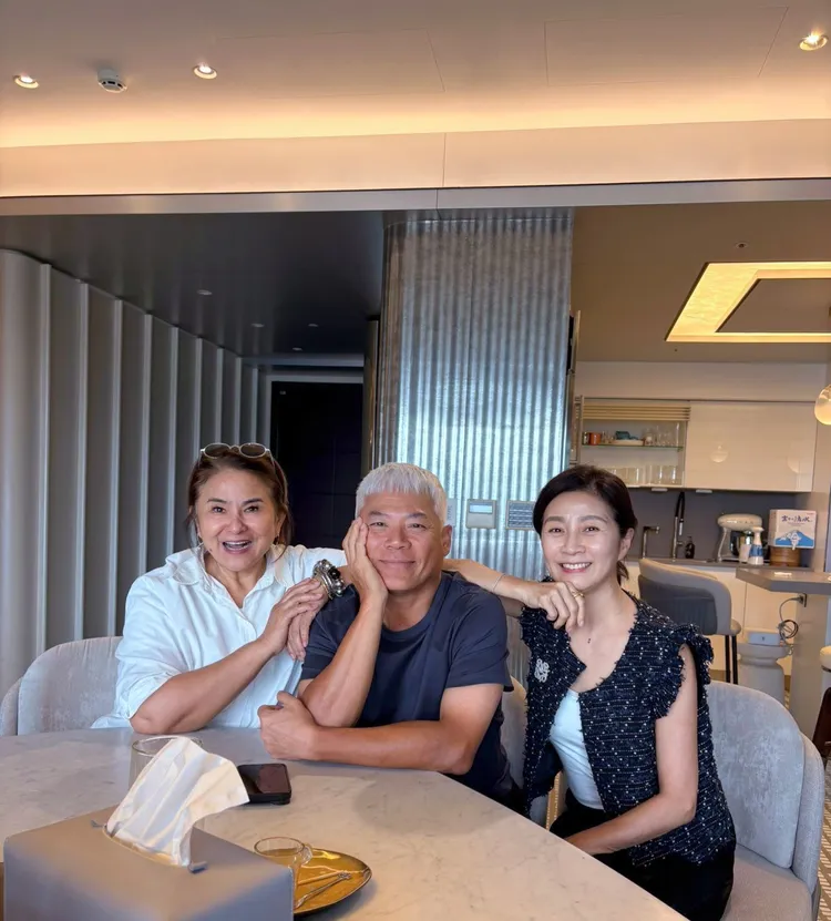 裘海正（左起）、巫啟賢、方文琳相聚打開話匣子。翻攝方文琳臉書