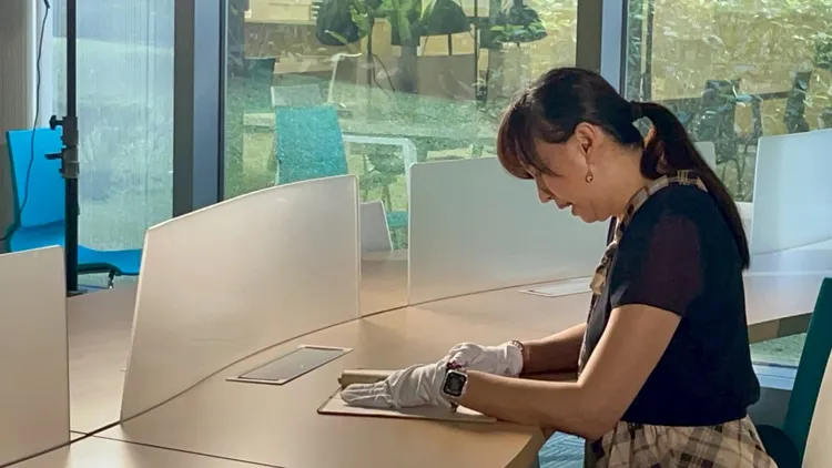 高菊花女兒昭伶在資料館翻閱母親當時被監控的紀錄檔案。野火樂集提供