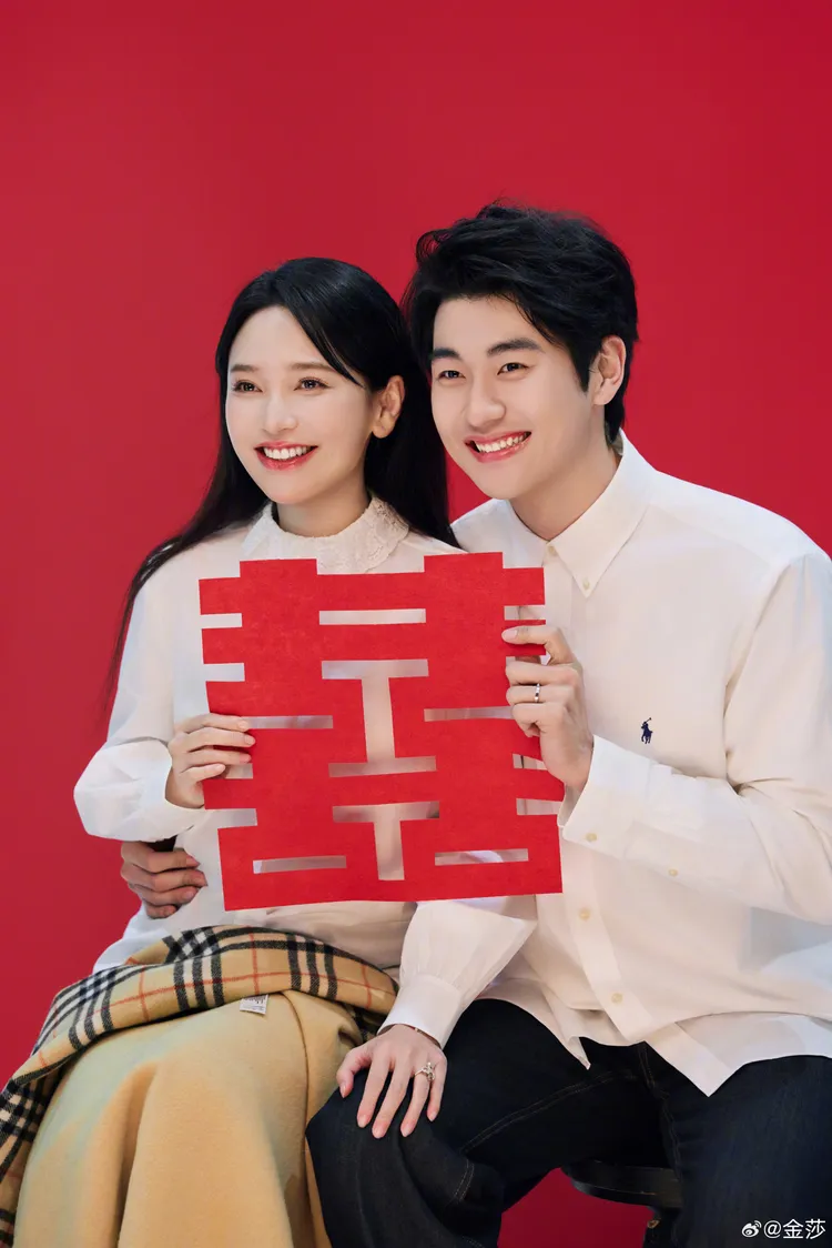 金莎（左）和孫丞瀟交往4年修成正果。翻攝金莎微博