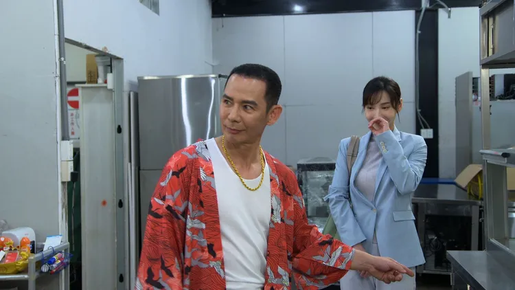 王耿豪劇中挑戰「愛誇美女」角色，逢正妹就稱讚，幽默設定讓人會心一笑。民視提供