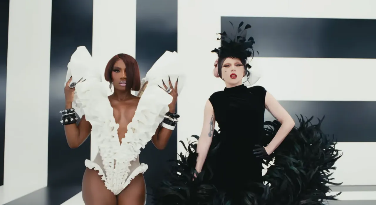 Lady Gaga（右）、Doechii（左）以帶有張力的黑白造型替MV收尾。翻攝Lady Gaga YouTube