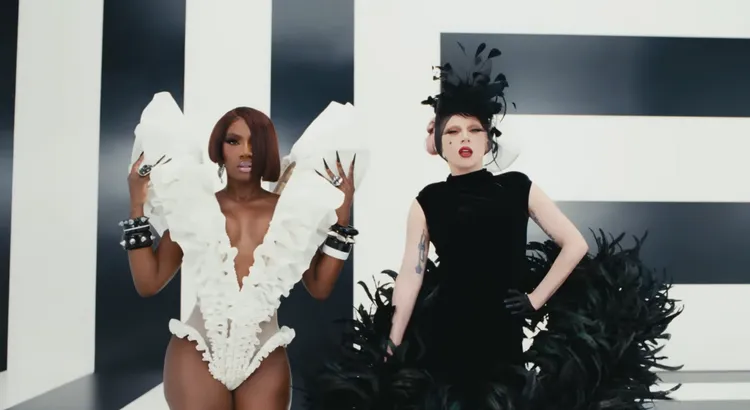 Lady Gaga（右）、Doechii（左）以帶有張力的黑白造型替MV收尾。翻攝Lady Gaga YouTube