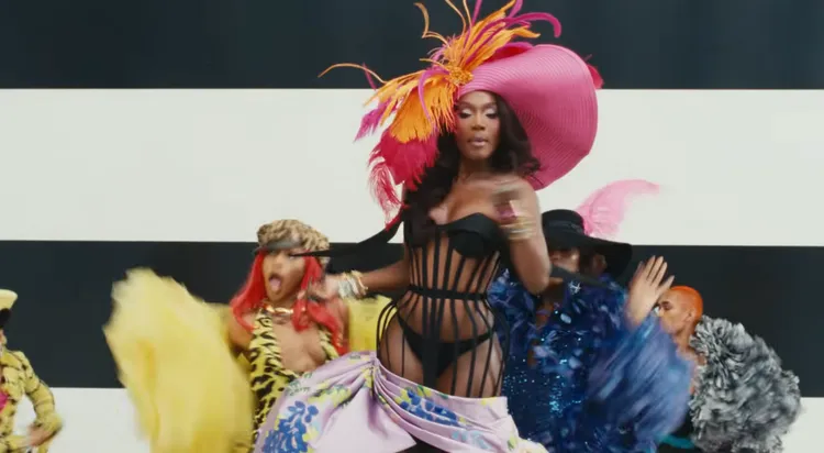 Doechii選擇了倫敦設計師Harris Reed的鏤空裙撐禮服。翻攝Lady Gaga YouTube