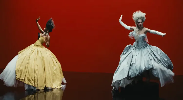 Lady Gaga（右）、Doechii（左）換上新銳設計師Miss Claire Sullivan打造的戲劇性禮服。翻攝Lady Gaga YouTube