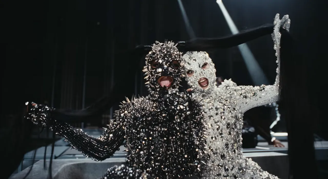 出自Gaurav Gupta的訂製連身衣帶點驚嚇風格。翻攝Lady Gaga YouTube