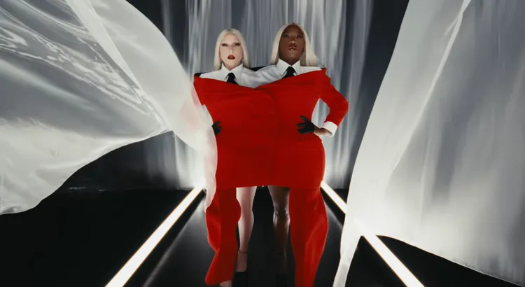 Lady Gaga（左）、Doechii（右）共同穿著紅色西裝，連妝容、髮型都相同。翻攝Lady Gaga YouTube