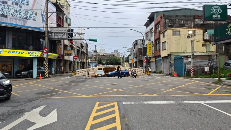 車禍剛好就在龍岡地下道接近入口處，導致整個進出受阻。翻攝畫面