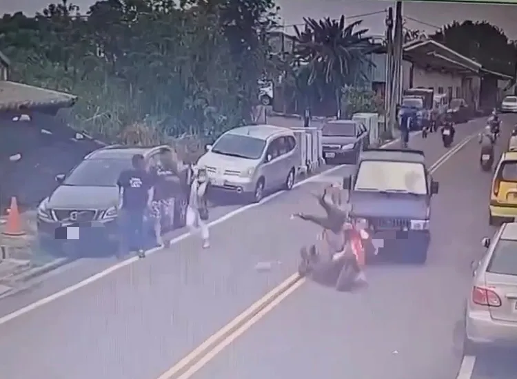 事發地點距離早市不遠，昨天又是假日，不少民眾目擊經過。民眾提供